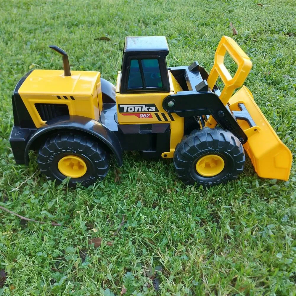 Hasbro Tonka Classic Wheel Loader 952 Front End Loader Steel Plastic Toy Truck
